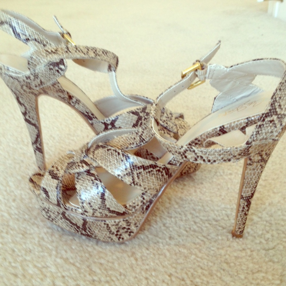 Snake Skin Pattern Pumps